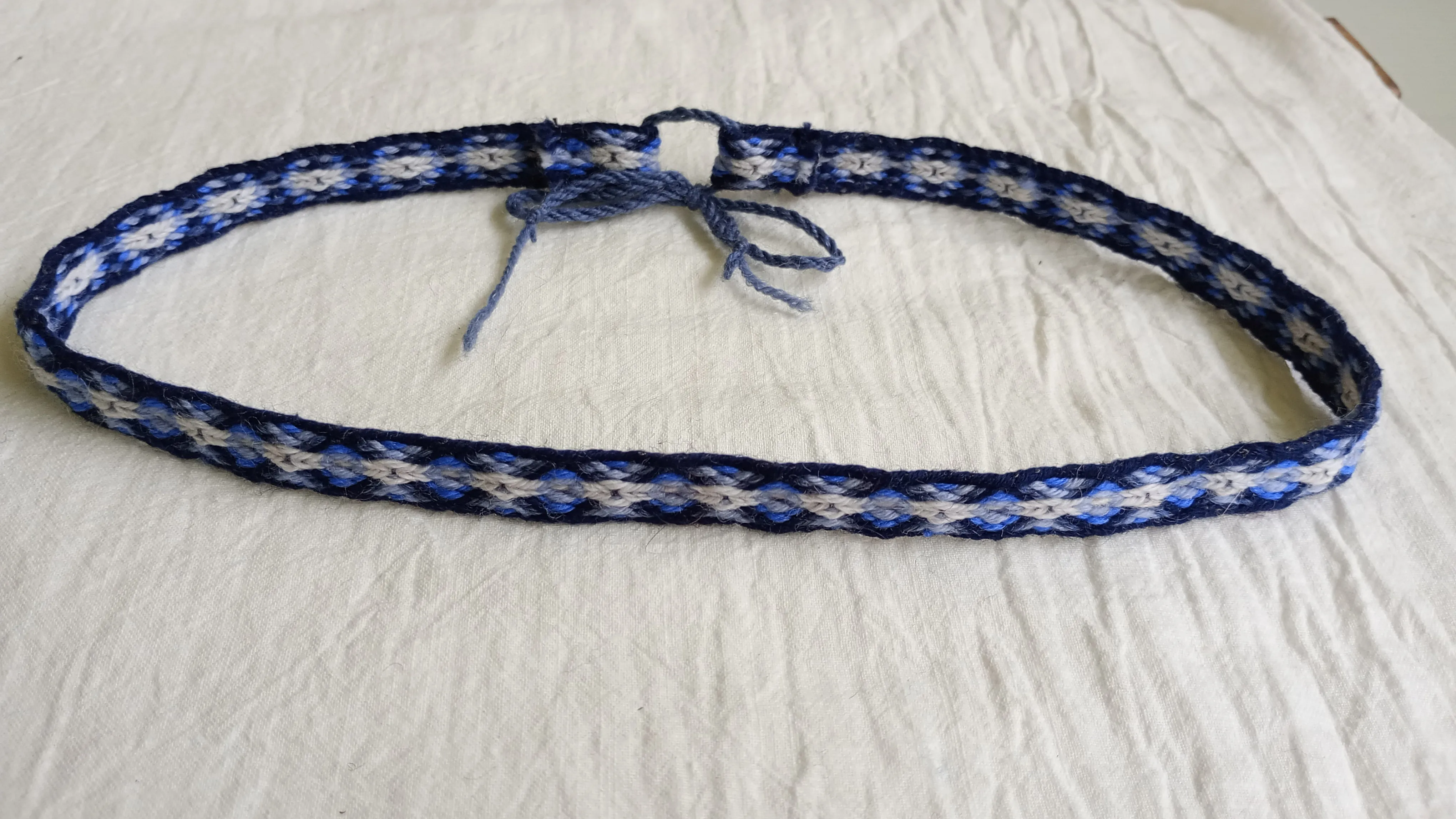 Dark blue headband with diamond pattern